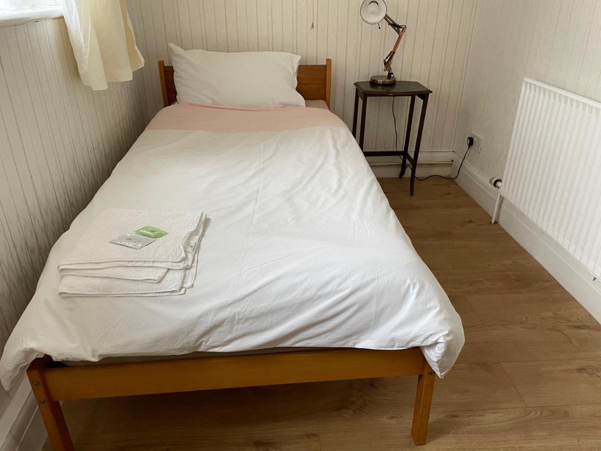 Renovated 4-Bed Home - Sleeps 9 - Parking - Spa 블랙풀 외부 사진
