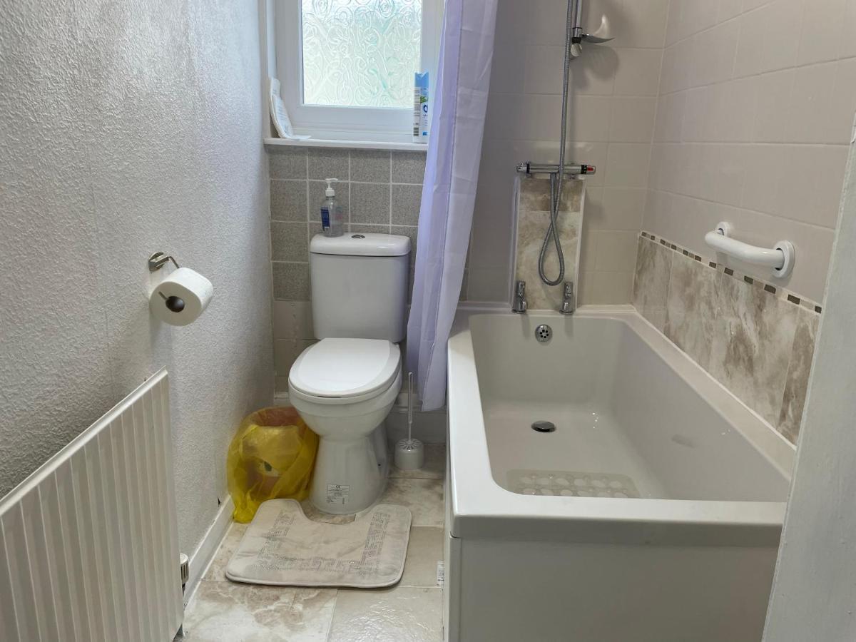 Renovated 4-Bed Home - Sleeps 9 - Parking - Spa 블랙풀 외부 사진