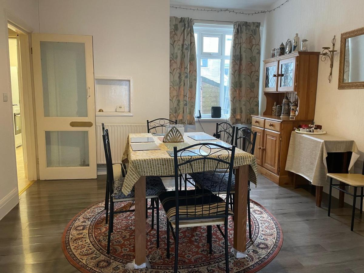 Renovated 4-Bed Home - Sleeps 9 - Parking - Spa 블랙풀 외부 사진