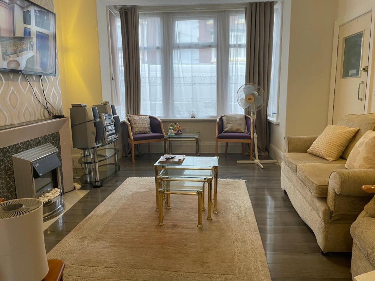Renovated 4-Bed Home - Sleeps 9 - Parking - Spa 블랙풀 외부 사진