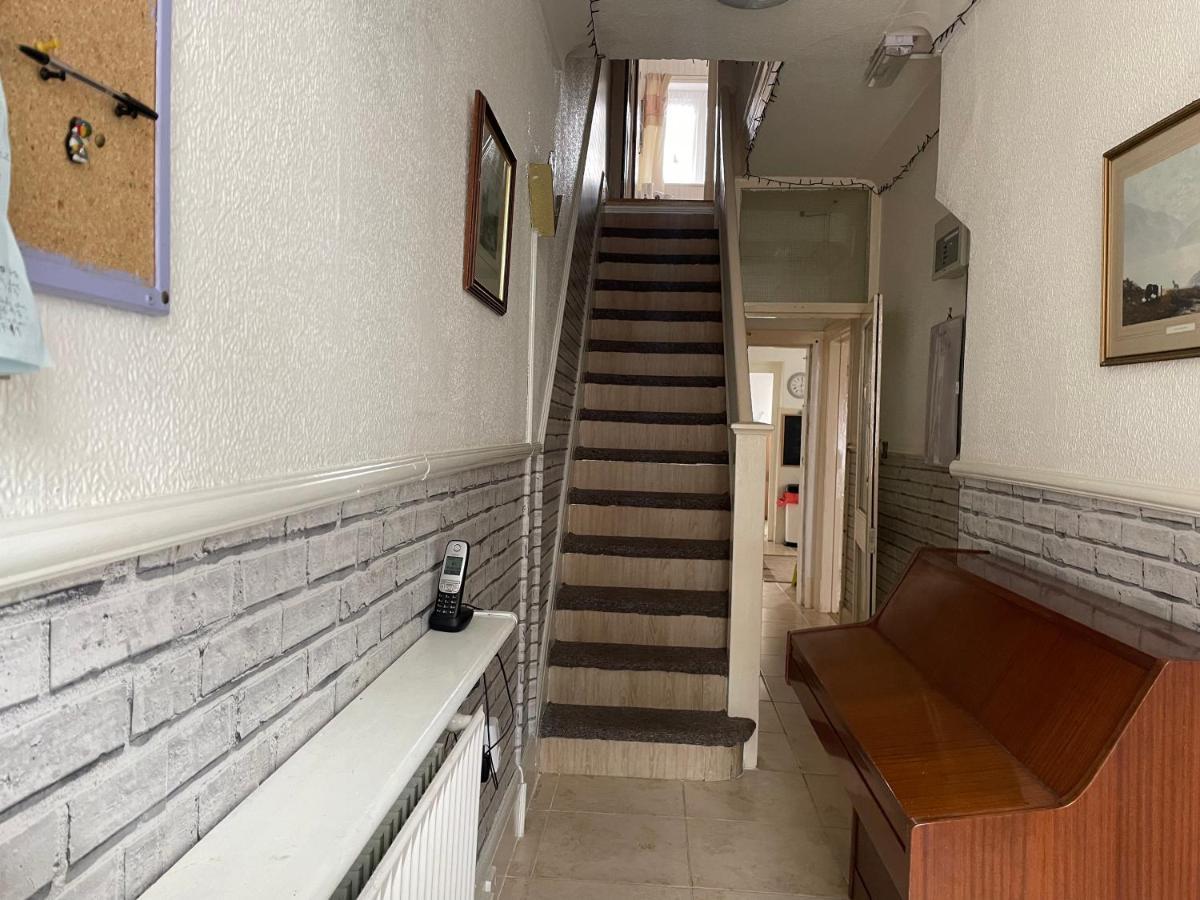 Renovated 4-Bed Home - Sleeps 9 - Parking - Spa 블랙풀 외부 사진